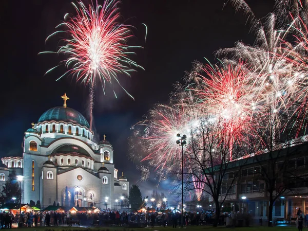 Belgrad'da St. Sava Tapınağı'nda Ortodoks yeni yıl havai fişek