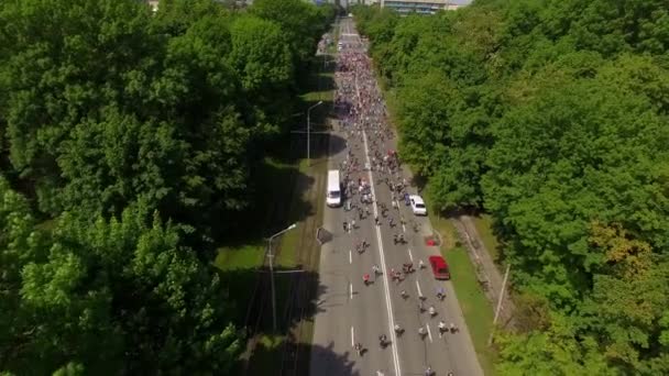 Vinnytsia Ucrania - 28 de mayo de 2018: Vista aérea desde el dron sobre la multitud de personas que están comenzando su carrera en el evento maratón . — Vídeos de Stock