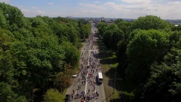 Винница Украина - 28 мая 2018 года: Воздушный обзор с беспилотника на толпу людей, которые начинают свой бег на марафоне . — стоковое видео
