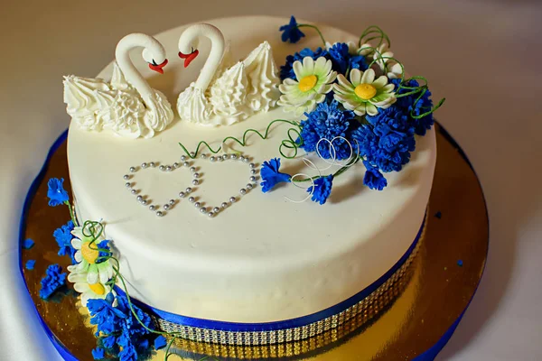 Feestelijke Witte Cake Versierd Met Witte Zwanen — Stockfoto