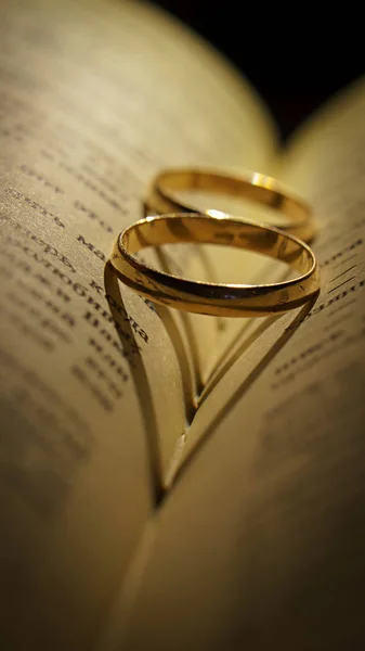 Gold Wedding Rings Extended Book — Stock Photo, Image