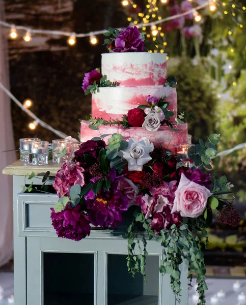 Rode Feestelijke Taart Met Bloemen Bruidstaart — Stockfoto