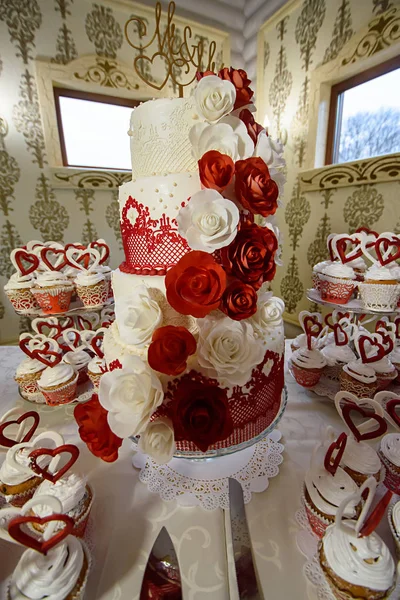 Big cake with red and white roses