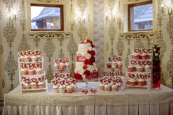 赤と白のバラと大きなケーキ — ストック写真
