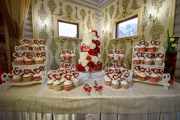 赤と白のバラと大きなケーキ — ストック写真