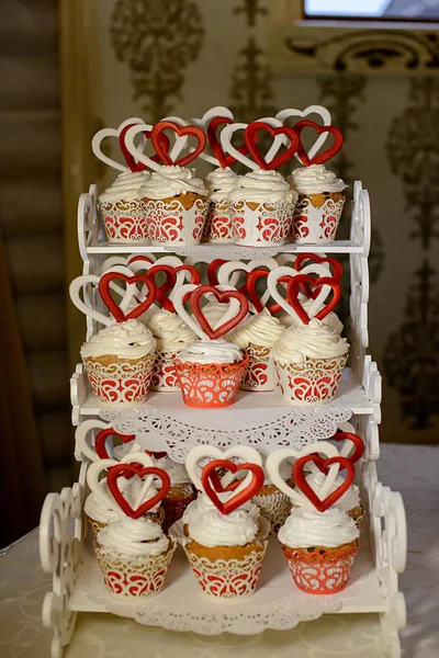 白いクリームと赤のハートのケーキ バレンタインの日 — ストック写真