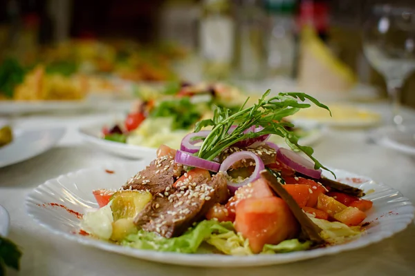 Beyaz bir tabak etli sebze salatası