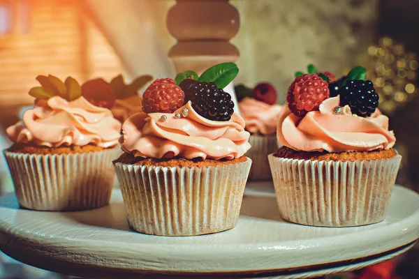 Cake Raspberries Blueberries — Stock Photo, Image