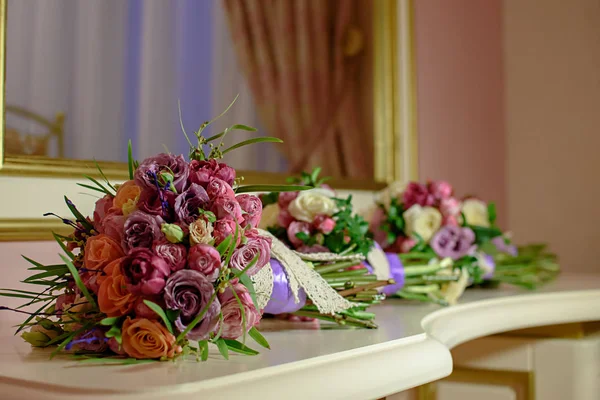 Mooie Bruiloft Boeketten Van Verse Bloemen Een Wit Tafel — Stockfoto