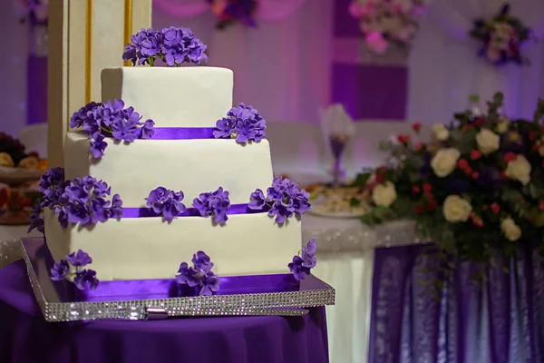 紫色の花と白いケーキの — ストック写真