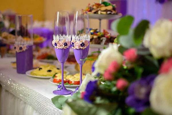 Mooie Paarse Glazen Een Feestelijke Tafel — Stockfoto