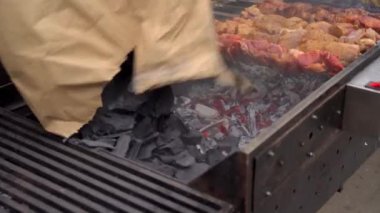 Adam kömür mangal dökülen..