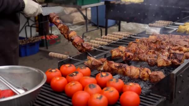 Kucharz sprawdza gotowość mięsa z grilla. Sprzęt do grillowania mięsa grillowanie na węgiel drzewny. — Wideo stockowe