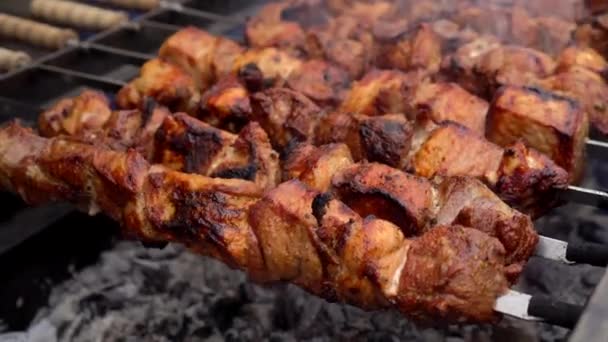 Повар проверяет готовность мяса на гриле. Мясо барбекю гриль на древесном угле . — стоковое видео