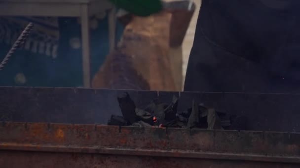 Kömür ızgara içinde fanning adam — Stok video