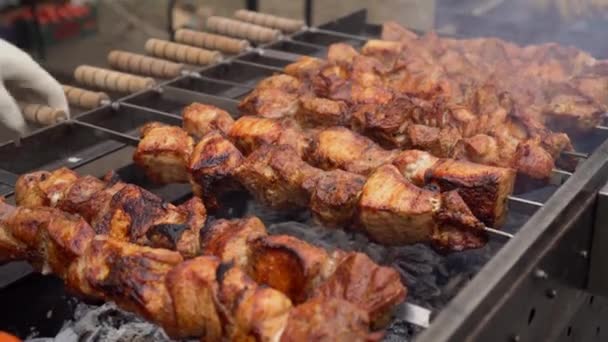 Ο μάγειρας ελέγχει την ετοιμότητα του κρέατος στα κάρβουνα. Κρέατα Μπάρμπεκιου ψήσιμο στη σχάρα στα κάρβουνα. — Αρχείο Βίντεο