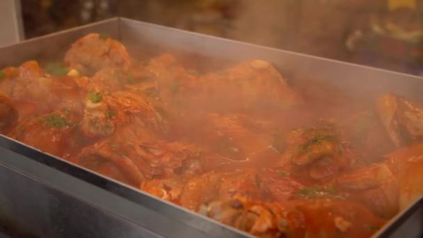 Costeleta de porco com molho de cerveja. Perna de porco assada na grelha. Prato popular de cozinha checa e alemã — Vídeo de Stock