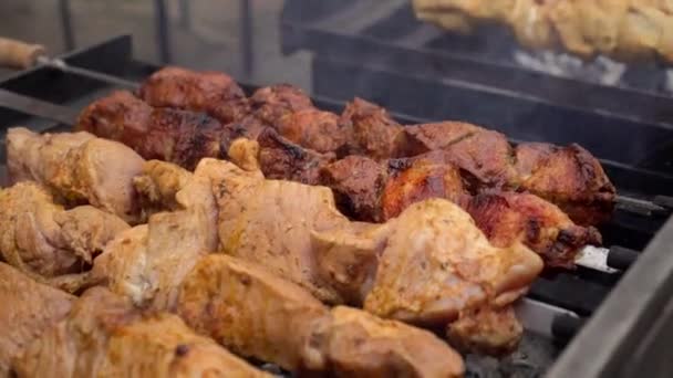 Кухар перевіряє готовність м'яса на грилі. М'ясний гриль барбекю на вугіллі . — стокове відео