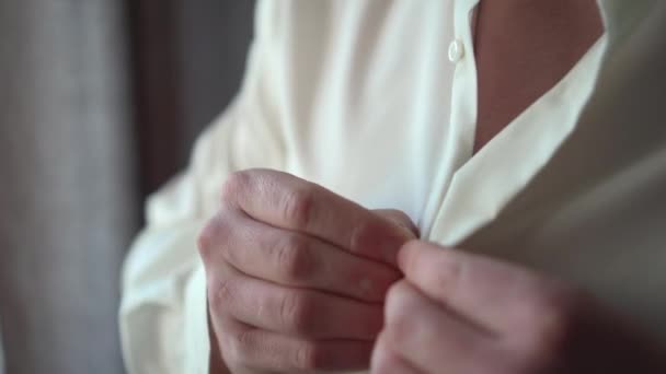 Ένας άνθρωπος που ντύνεται σε ένα πουκάμισο — Αρχείο Βίντεο