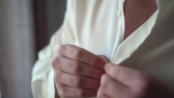 Un homme s'habille en chemise — Video