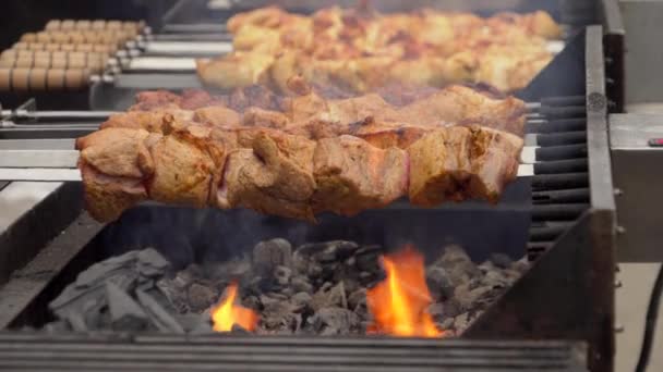 Кухар перевіряє готовність м'яса на грилі. М'ясний гриль барбекю на вугіллі . — стокове відео