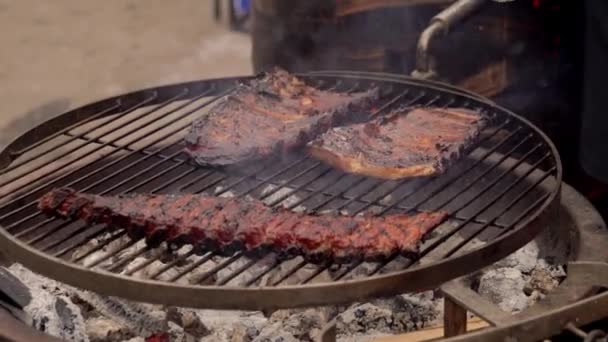 En mand forbereder svinekød ribben på grillen – Stock-video