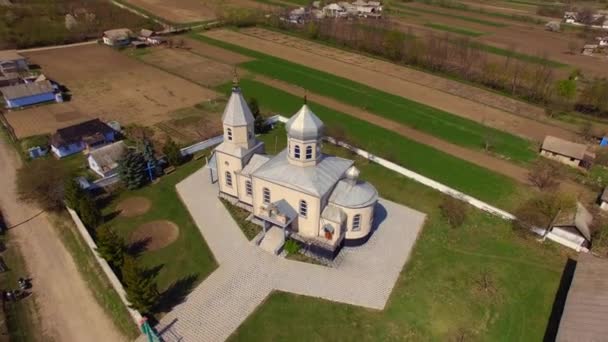 Église orthodoxe dans le village ukrainien. Vue aérienne .