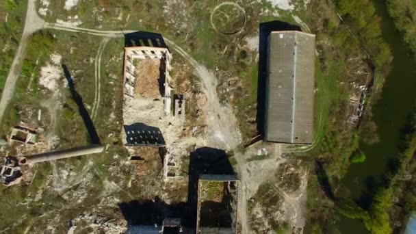 破壊された工場の空撮 建物のまま — ストック動画