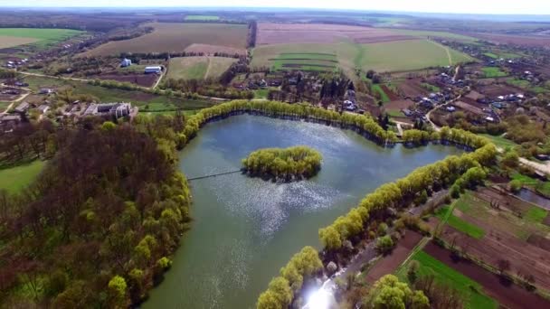 Luftaufnahme Der Insel Mit Einem Schönen Glitzernden Wasser — Stockvideo