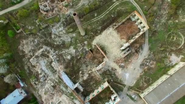 Vue aérienne d'une usine détruite. Restes de bâtiments .
