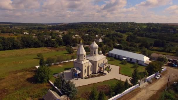 Orthodoxe kerk in de Oekraïense dorp. Luchtfoto. — Stockvideo