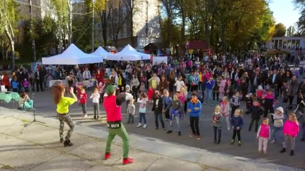 Vinnitsa Ukraina Oktober 2018 Skara Människor Med Barn Dans Till — Stockvideo