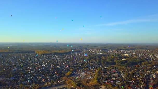 Vista Aérea Globos Colores Sobre Ciudad — Vídeos de Stock