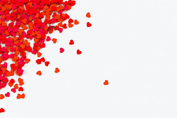 Rote Herzen Konfetti. Streuung Ecke Rand auf weißem Hintergrund. 3D-Darstellung — Stockfoto