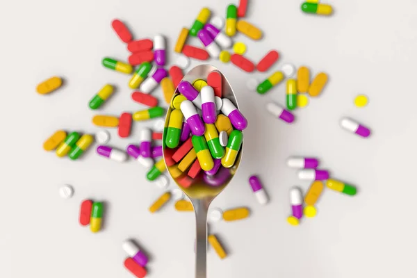 Surtido de píldoras de medicamentos farmacéuticos y tabletas cuchara. Ilustración de representación 3D — Foto de Stock