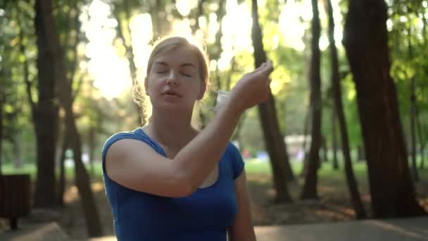 Žena Odstraňuje Lékařskou Masku Parku — Stock video
