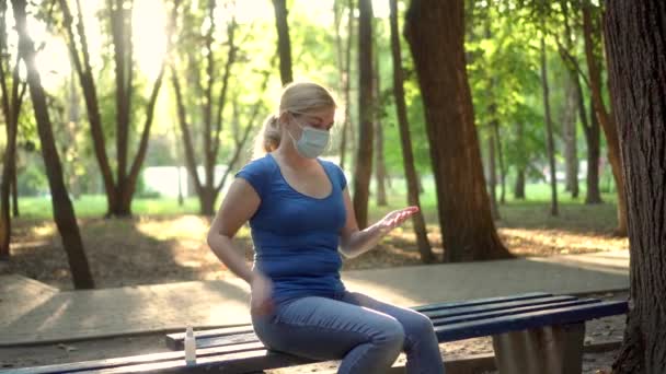 Eine Frau Medizinischer Maske Behandelt Ihre Hände Park Mit Antiseptikum — Stockvideo