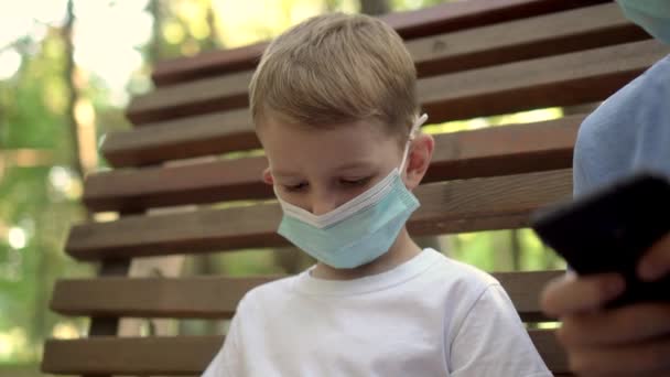 Teenageři Lékařských Maskách Hrají Chytrými Telefony Parku — Stock video