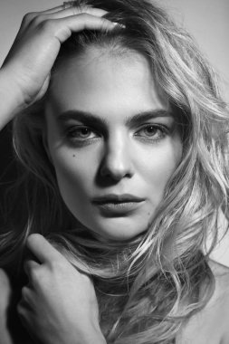 Siyah beyaz portre dağınık kıvırcık saçlı Genç güzel kadın