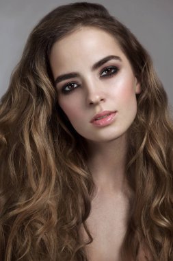 Genç güzel kız uzun kıvırcık saçlı ve dumanlı gözler