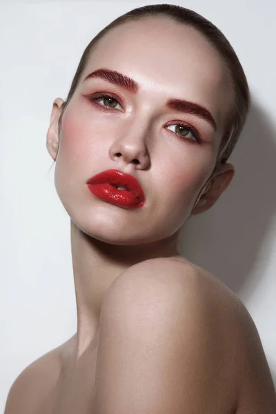 Joven Hermosa Mujer Glamorosa Con Lápiz Labial Rojo —  Fotos de Stock