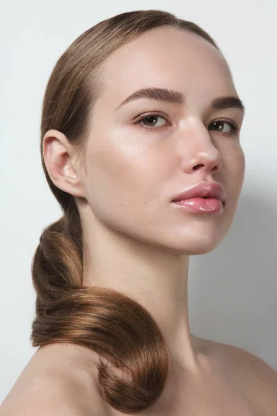 Jovem Bela Mulher Saudável Com Maquiagem Limpa — Fotografia de Stock
