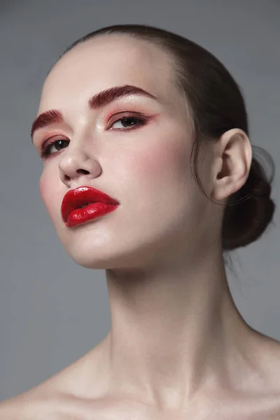 Retrato Mujer Glamorosa Hermosa Joven Con Lápiz Labial Rojo Enfoque —  Fotos de Stock