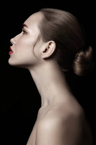おだんごヘアを持つ若い美しい女性のビンテージ スタイルの横顔の肖像画 — ストック写真
