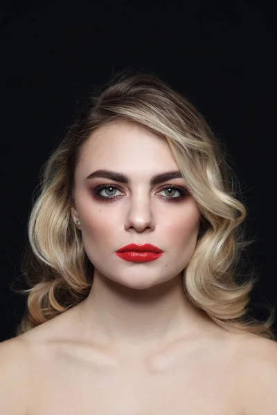 Mooie Jongedame Met Blond Krullend Haar Rode Lipstick — Stockfoto