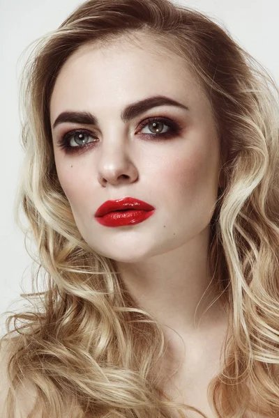 Mooie Jongedame Met Blond Krullend Haar Rode Lipstick — Stockfoto