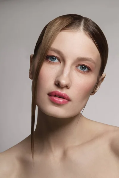 Retrato Mujer Hermosa Joven Con Maquillaje Limpio Peinado Lujo —  Fotos de Stock