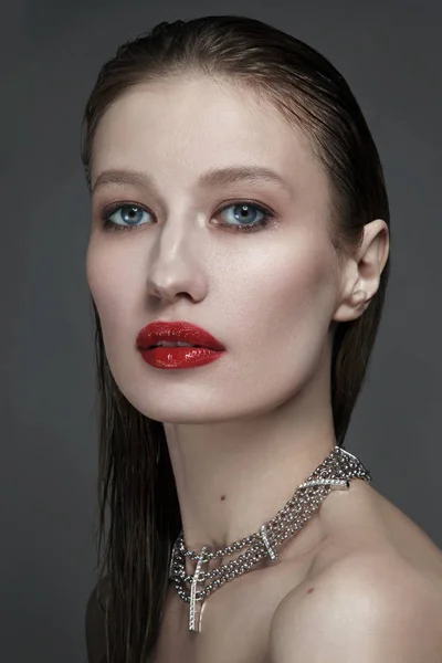 Glamoroso Retrato Una Hermosa Mujer Con Lápiz Labial Rojo Peinado —  Fotos de Stock
