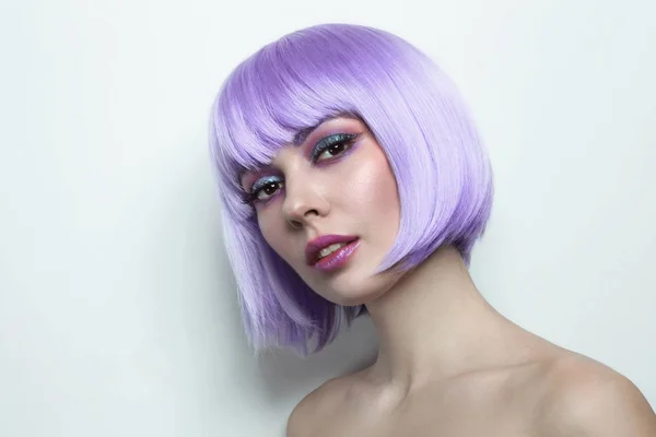 Menina Sexy Bonita Nova Com Cabelo Violeta Maquiagem Extravagante — Fotografia de Stock