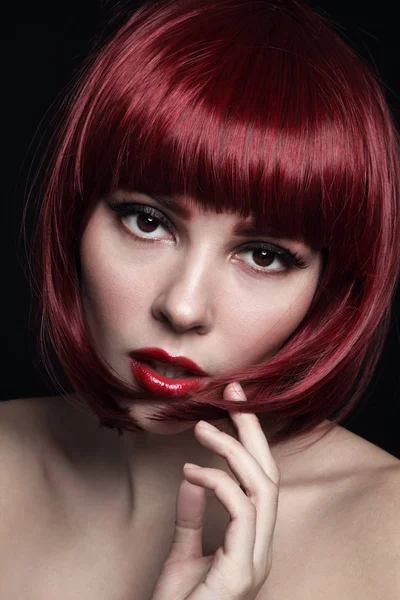 Retrato Jovem Bela Menina Ruiva Com Corte Cabelo Bob Maquiagem — Fotografia de Stock